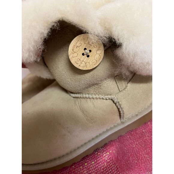 Ugg Women's Winter Cream Boots - Size 5 (14005) - Picture 5 of 6